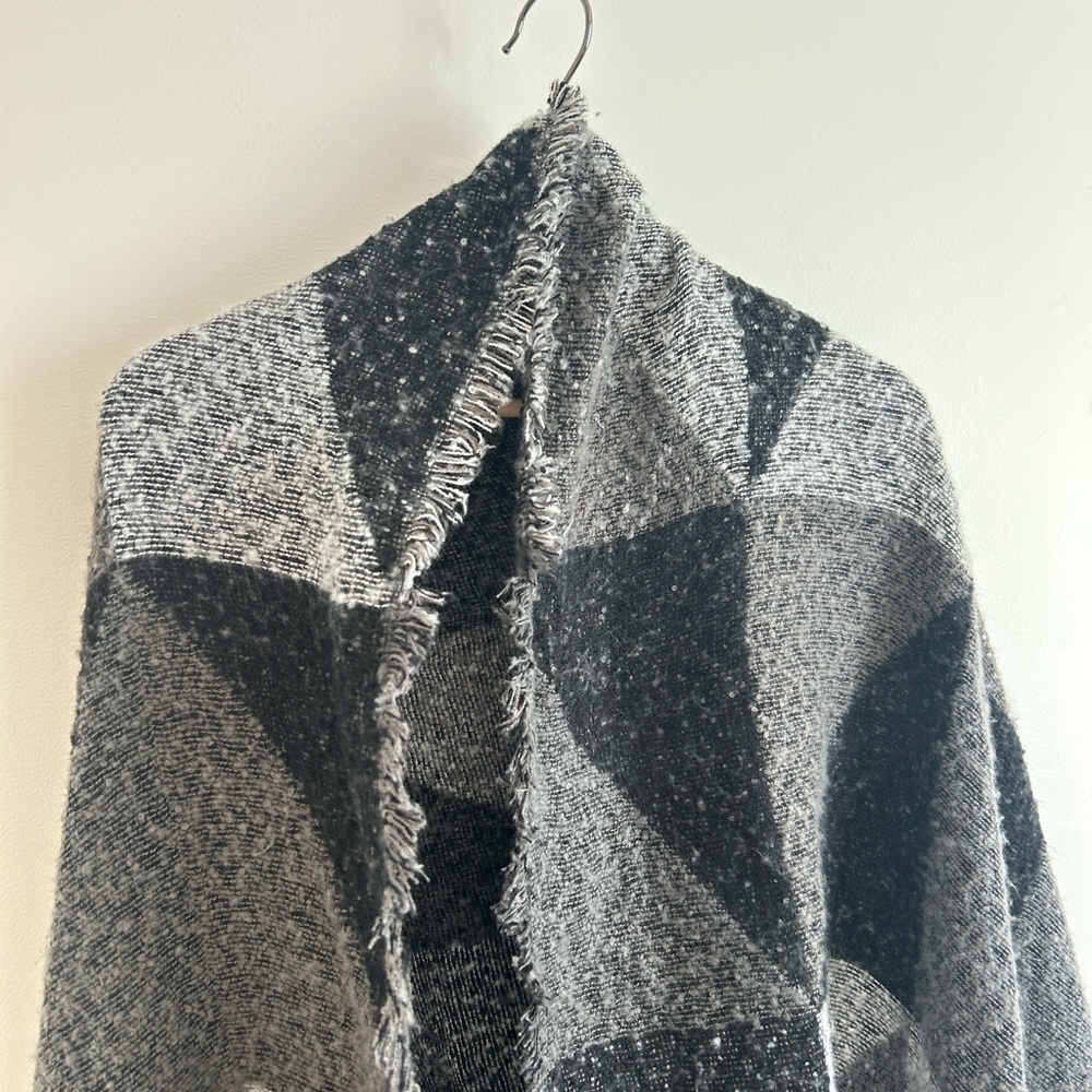 Women's Black & Gray Geometric Knit scarf/wrap